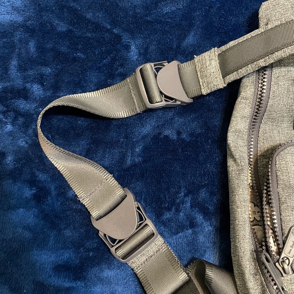 FANTASTIC CONDITION Vera Bradley Mini Sling in Reactive Heather Gray - Picture 10 of 12